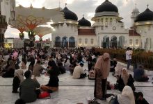 Photo of Pelataran Mesjid Raya Baiturrahman Banda Aceh Ramai Dikunjungi Wisatawan, Menunggu Berbuka puasa dan Sholat Magrib