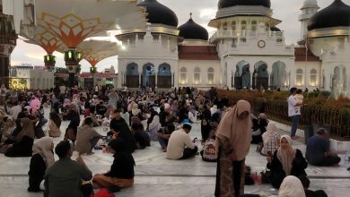 Photo of Pelataran Mesjid Raya Baiturrahman Banda Aceh Ramai Dikunjungi Wisatawan, Menunggu Berbuka puasa dan Sholat Magrib