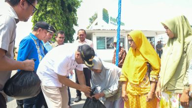 Photo of Bupati & Wabup Salurkan Bantuan 1.800 Paket Sembako PT Evergreen International