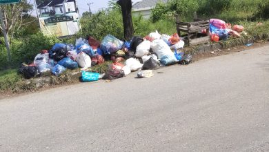 Photo of Sampah Menumpuk di Jalan Sp.Rima – Ule lheu Pekan Bada, Bau Tak Sedap Mulai Menyengat