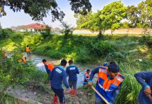 Photo of Puluhan Pekerja BHL Pemkab Deli Serdang Manfaatkan Libur Lebaran Bersihkan Drainase dan Daerah Aliran Sungai