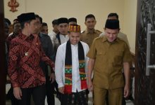 Photo of Wagub Aceh Sambut kepulangan Juara AKSI Indosiar Tahun 2026 Tgk Habibie An Nawawi dengan Adat Aceh di Bandara SIM