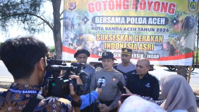 Photo of Dirsamapta Polda Aceh Pimpin Gotong Royong Massal di Pasar Al-Mahirah Dukung Program ASRI