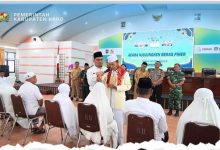 Photo of Sebelum Berangkat, Pemkab Karo Njujungi Beras Piher Kepada 13 Orang Calon Jemah Haji