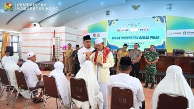 Photo of Sebelum Berangkat, Pemkab Karo Njujungi Beras Piher Kepada 13 Orang Calon Jemah Haji
