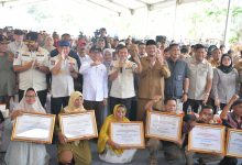 Photo of Wagub Aceh Dampingi Menko PMK dan Mendagri Serahkan Bantuan Rumah Rusak Korban Bencana di Aceh Tamiang