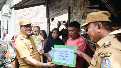 Photo of Kunjungi Hamparan Perak, Bupati dan Wakil Letakkan Batu Pertama Renovasi RTLH dan Buka Turnamen Futsal