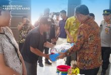 Photo of Korban Puting Beliung Terima Bantuan dari Pemkab Karo