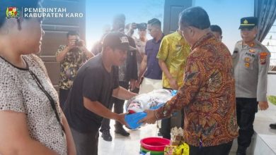 Photo of Korban Puting Beliung Terima Bantuan dari Pemkab Karo