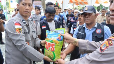 Photo of Polda Aceh Bagikan 2,5 Ton Beras dalam rangka Hari May Day di Banda Aceh