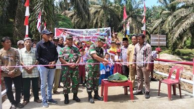 Photo of Tokoh Masyarakat Batu Lokong Apresiasi Personel Kodim 0204 / DS Lakukan Pembangunan Jembatan Armco