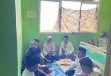 Photo of Keluarga Besar KUA Dua Koto Tunjukkan Kepedulian, Besuk Orang Tua Penghulu yang Sakit