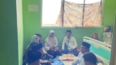 Photo of Keluarga Besar KUA Dua Koto Tunjukkan Kepedulian, Besuk Orang Tua Penghulu yang Sakit