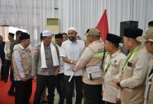 Photo of Mualem Lepas Kloter Perdana Calon Jemaah Haji Aceh, Ingatkan Bersihkan Hati dan Jaga Kesehatan