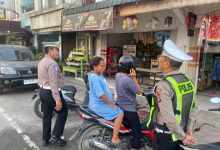 Photo of Bukan Sekadar Perintah, Kasat Lantas Samosir Turun Langsung Atur Lalin di 9 Titik Rawan: Utamakan Humanis, Tegas pada Pelanggar Berbahaya