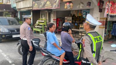 Photo of Bukan Sekadar Perintah, Kasat Lantas Samosir Turun Langsung Atur Lalin di 9 Titik Rawan: Utamakan Humanis, Tegas pada Pelanggar Berbahaya