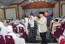 Photo of Lom Lom Suwondo Lepas Jemaah Haji Kloter 15 Menuju Tanah Suci
