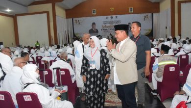 Photo of Lom Lom Suwondo Lepas Jemaah Haji Kloter 15 Menuju Tanah Suci