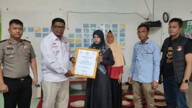 Photo of Guru Mengaji di Pantai Labu Terima Penghargaan dari Komnas Perlindungan Anak atas Keberanian Lawan Narkoba