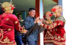 Photo of Bupati Welly Suhery Manortor di Duo Koto, Tegaskan Komitmen Menjaga Adat dan Membangun Generasi Berkarakter