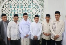 Photo of Kapolda Aceh Salat Idul Adha di Masjid Raya Baiturrahman , Serahkan Satu Ekor Sapi Untuk Qurban