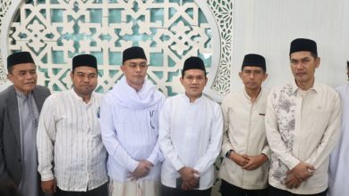 Photo of Kapolda Aceh Salat Idul Adha di Masjid Raya Baiturrahman , Serahkan Satu Ekor Sapi Untuk Qurban