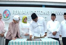 Photo of Sholat Ied Bersama Warga, Bupati Deli Serdang Tinjau Kurban Presiden dan Resmikan RPH di Tanjung Morawa