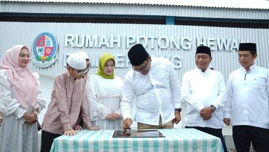 Photo of Sholat Ied Bersama Warga, Bupati Deli Serdang Tinjau Kurban Presiden dan Resmikan RPH di Tanjung Morawa