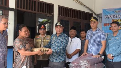 Photo of Lom Lom Suwondo Tinjau dan Salurkan Bantuan Korban Puting Beliung di Patumbak