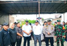 Photo of Tinjau Sejumlah TPS, Lom Lom Suwondo Pastikan Pilkades Berjalan Aman dan Lancar
