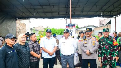 Photo of Tinjau Sejumlah TPS, Lom Lom Suwondo Pastikan Pilkades Berjalan Aman dan Lancar