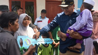 Photo of Bedah Rumah Selesai, Bupati Deli Serdang Serahkan Kunci dan Sertifikat Tanah Warga di Dua Kecamatan