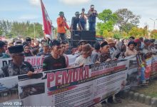 Photo of Massa Gemuka Unjuk Rasa Sampaikan Aspirasi Kepada Pemerintah Aceh Singkil Tuntut Stimulan Banjir 2025-2026 Segera Direalisasikan