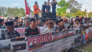 Photo of Massa Gemuka Unjuk Rasa Sampaikan Aspirasi Kepada Pemerintah Aceh Singkil Tuntut Stimulan Banjir 2025-2026 Segera Direalisasikan