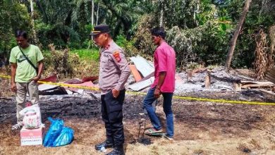 Photo of Polri Hadir Ditengah Musibah, Kapolsek Idi Tunong Salurkan Bantuan untuk Korban Kebakaran