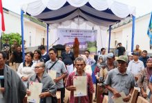 Photo of Kantor Pertanahan Sibolga Serahkan Sertipikat Huntap, Wujud Kepastian Hukum bagi Korban Bencana
