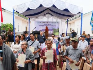 Serahkan Sertipikat Huntap