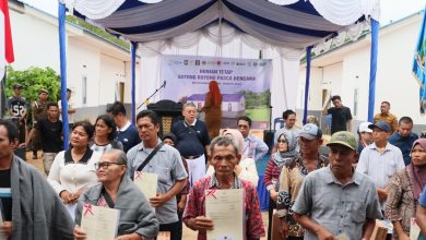 Photo of Kantor Pertanahan Sibolga Serahkan Sertipikat Huntap, Wujud Kepastian Hukum bagi Korban Bencana