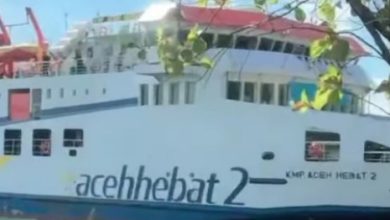 Photo of Kapal Aceh Hebat 2 yang Meledak Dipindahkan dari Dermaga ke Tempat Aman