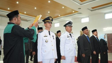 Photo of Wabup Lom Lom Suwondo Lantik 23 Pejabat Administrator dan Pengawas