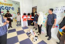 Photo of Rekonstruksi Aniaya Batita di Baby Preneur Daycare Lamgugob, Tersangka Peragakan 62 Adegan