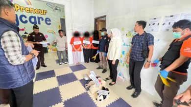 Photo of Rekonstruksi Aniaya Batita di Baby Preneur Daycare Lamgugob, Tersangka Peragakan 62 Adegan