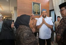 Photo of Muzakir Manaf Takziah ke Rumah Duka Mantan Gubernur Aceh dr. Zaini Abdullah