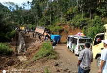 Photo of Akses Jalan Provinsi Pasaman-Pasaman Barat Lumpuh, Warga Pertanyakan Keseriusan Pemerintah Tangani Ruas Jalan yang Rusak Pascabencana