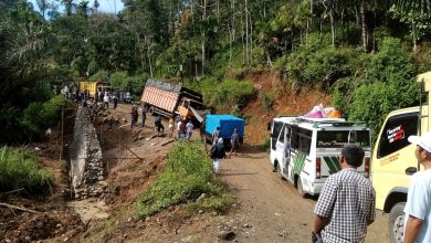Photo of Akses Jalan Provinsi Pasaman-Pasaman Barat Lumpuh, Warga Pertanyakan Keseriusan Pemerintah Tangani Ruas Jalan yang Rusak Pascabencana