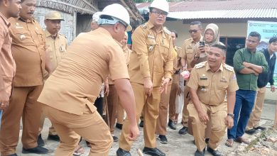 Photo of Bupati dan Wakil Bupati Deli Serdang Kunjungi Kutalimbaru, Resmikan RTLH hingga Letakkan Batu Pertama Rehabilitasi Sekolah