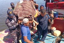 Photo of Ditpolairud Polda Aceh Bantu Evakuasi Jenazah ABK KM Emirates yang Meninggal Saat Melaut