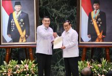 Photo of Wamen Ossy Serahkan 499 Sertipikat ke Gubernur Pramono Anung pada HUT ke-499 DKI Jakarta