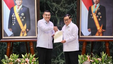 Photo of Wamen Ossy Serahkan 499 Sertipikat ke Gubernur Pramono Anung pada HUT ke-499 DKI Jakarta