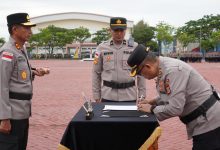 Photo of Karorena Polda Aceh Serahkan Jabatan, Kapolda Sampaikan Apresiasi dan Pesan Menjelang Purna Tugas